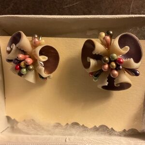 Vintage MCM 1940’s shell earrings with silver screwbacks